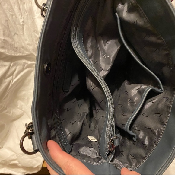 Simple Vera Wang bag - Picture 2 of 7